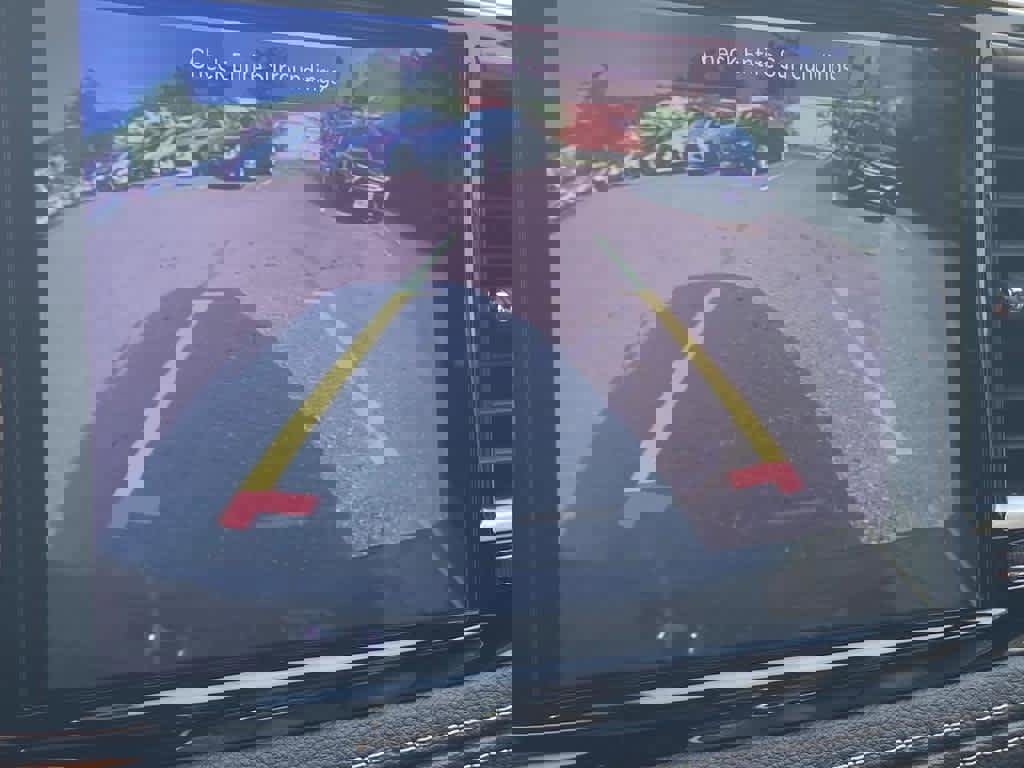 Used 2023 Chrysler Pacifica Limited w/ Uconnect Theater Family Group image 18