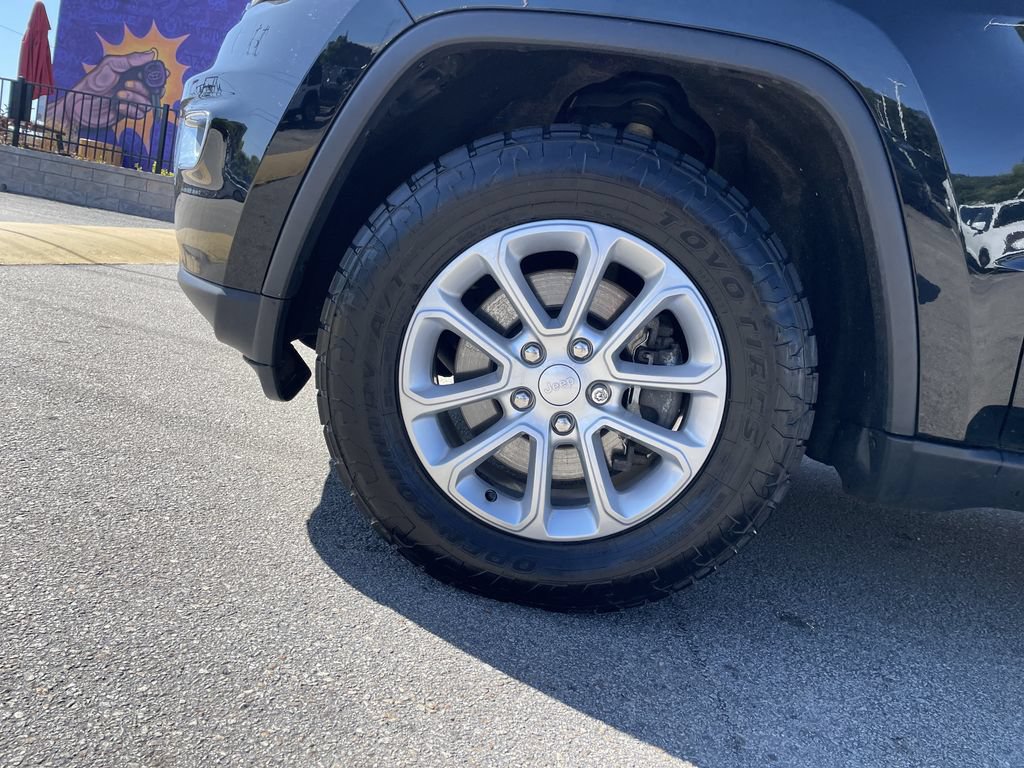 Certified 2021 Jeep Grand Cherokee Laredo AWD/4WD image 10