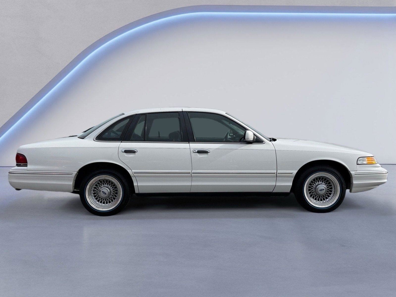 Used 1996 Ford Crown Victoria LX RWD image 2