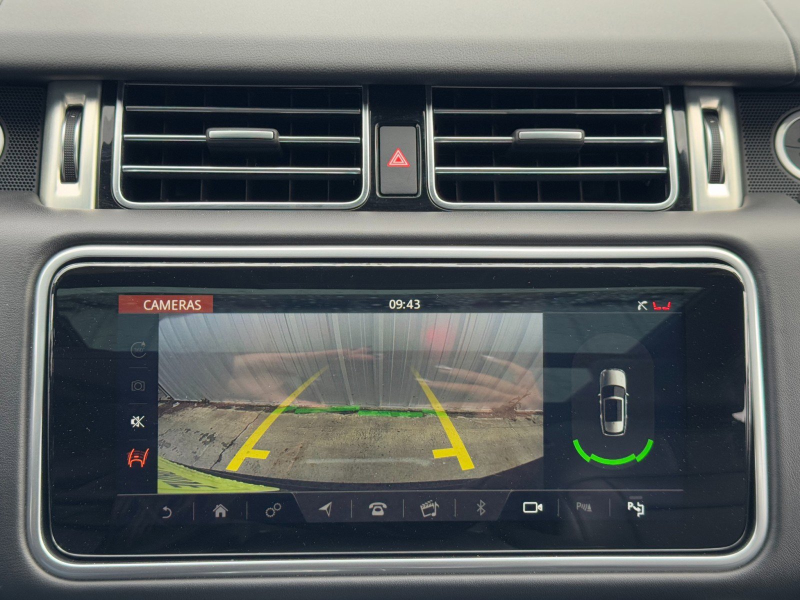 Used 2020 Land Rover Range Rover HSE image 30