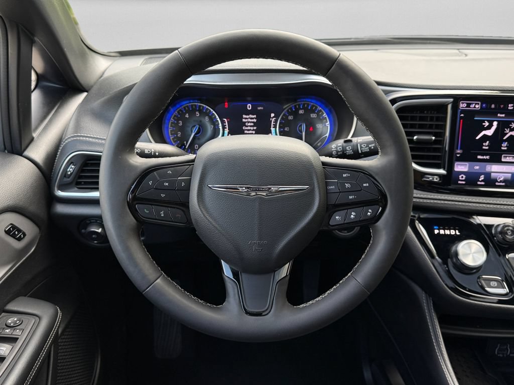 Certified 2025 Chrysler Pacifica Limited FWD image 12