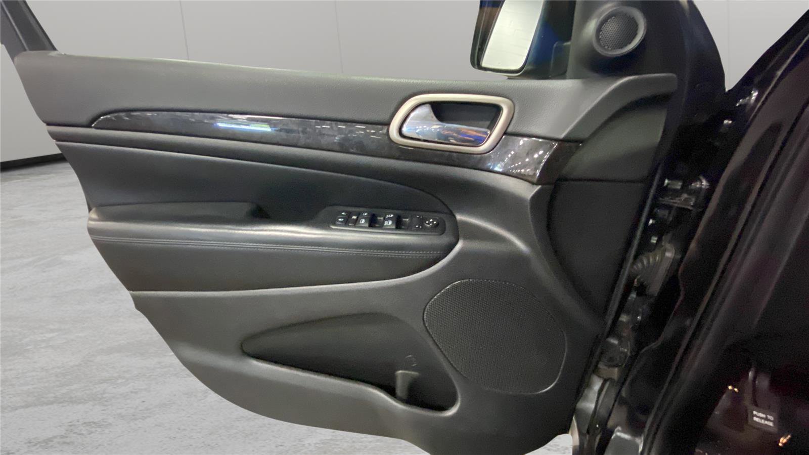 Used 2012 Jeep Grand Cherokee Laredo w/ Laredo E Group AWD/4WD image 21