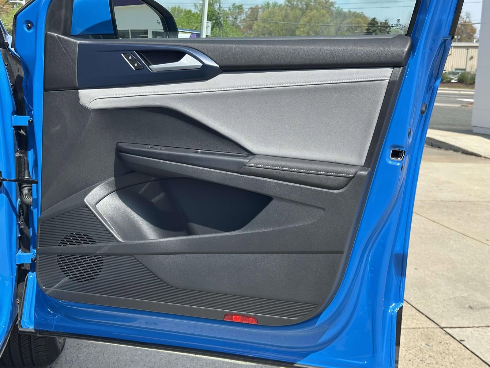 Used 2024 Volkswagen Taos SE image 9