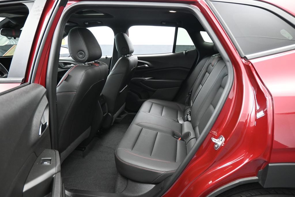 Used 2024 Chevrolet Trax RS w/ Sunroof Package FWD image 30