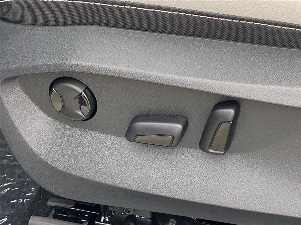 New 2026 Volkswagen Taos SE image 3