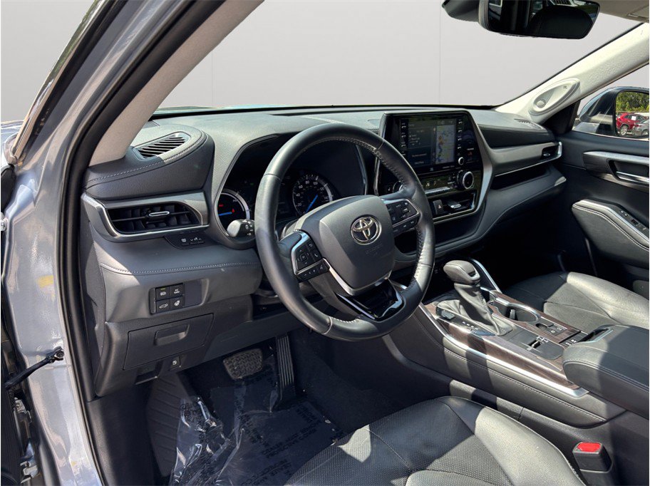 Used 2021 Toyota Highlander Limited FWD image 6