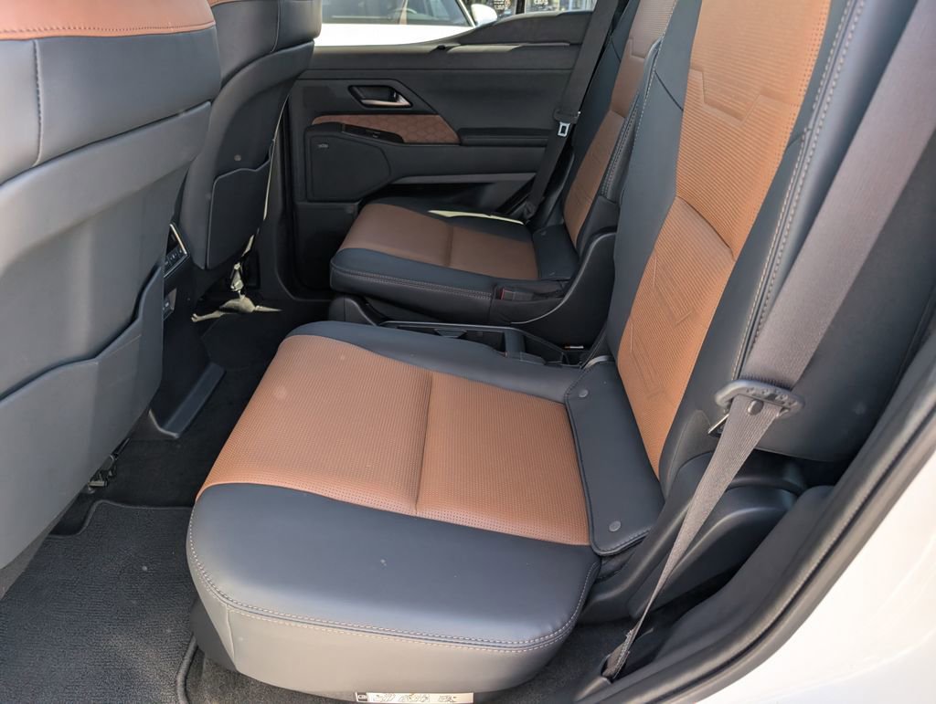Used 2025 Lexus GX 550 w/ Accessory Package (31) AWD/4WD image 13
