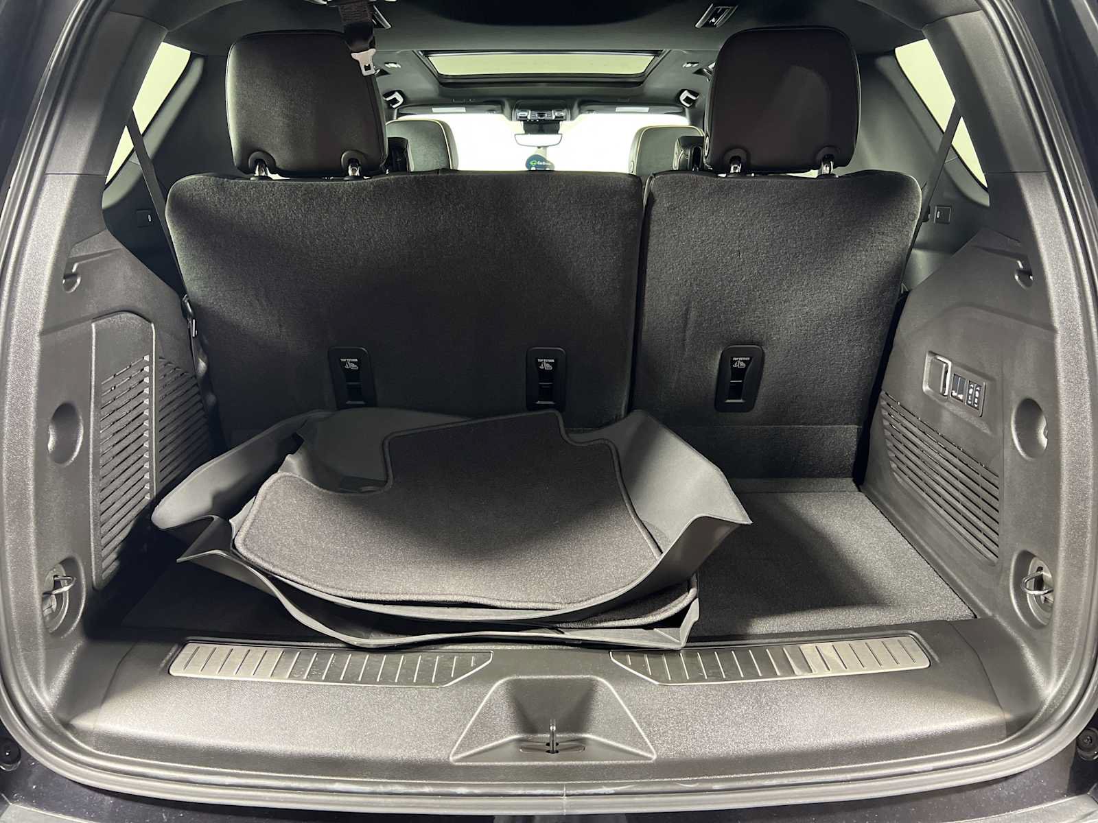 Used 2024 Chevrolet Tahoe Premier w/ Premium Package RWD image 19