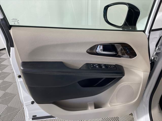 Certified 2023 Chrysler Pacifica Limited FWD image 14