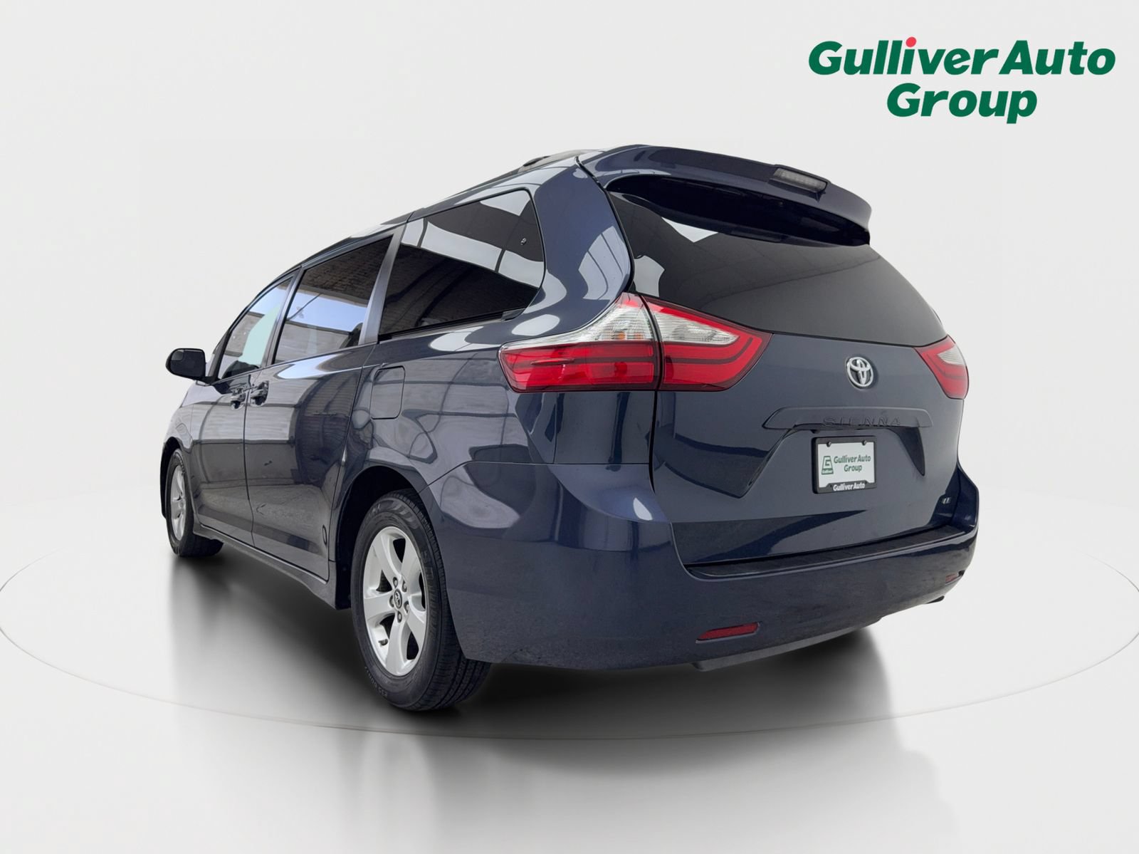 Used 2018 Toyota Sienna LE w/ Carpet Mat Package FWD image 5