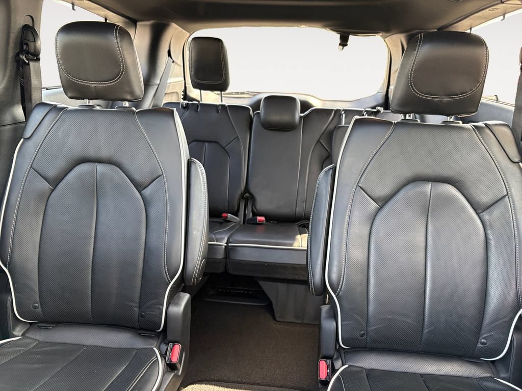 Used 2025 Chrysler Pacifica Limited FWD image 13