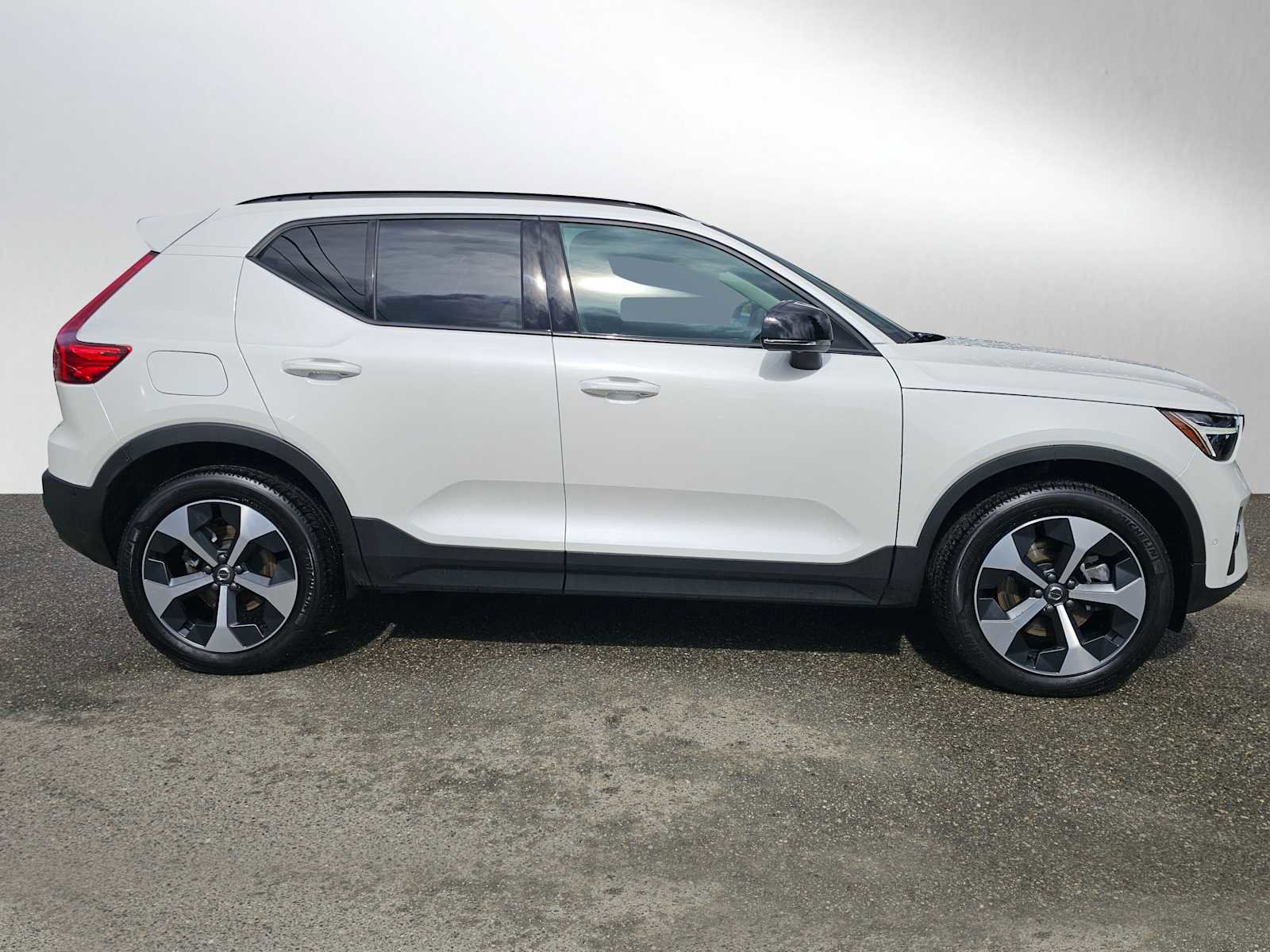 Used 2026 Volvo XC40 B5 Plus w/ Protection Package Premier image 2