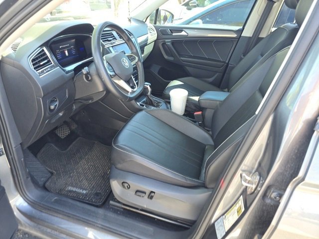 Used 2022 Volkswagen Tiguan SE w/ Panoramic Sunroof Package image 4
