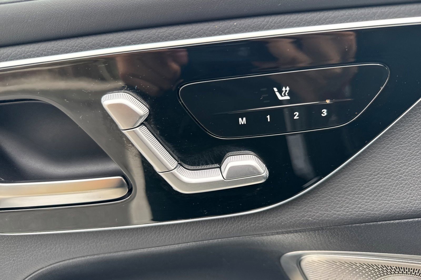 Used 2025 Mercedes-Benz GLC 300 4MATIC image 23