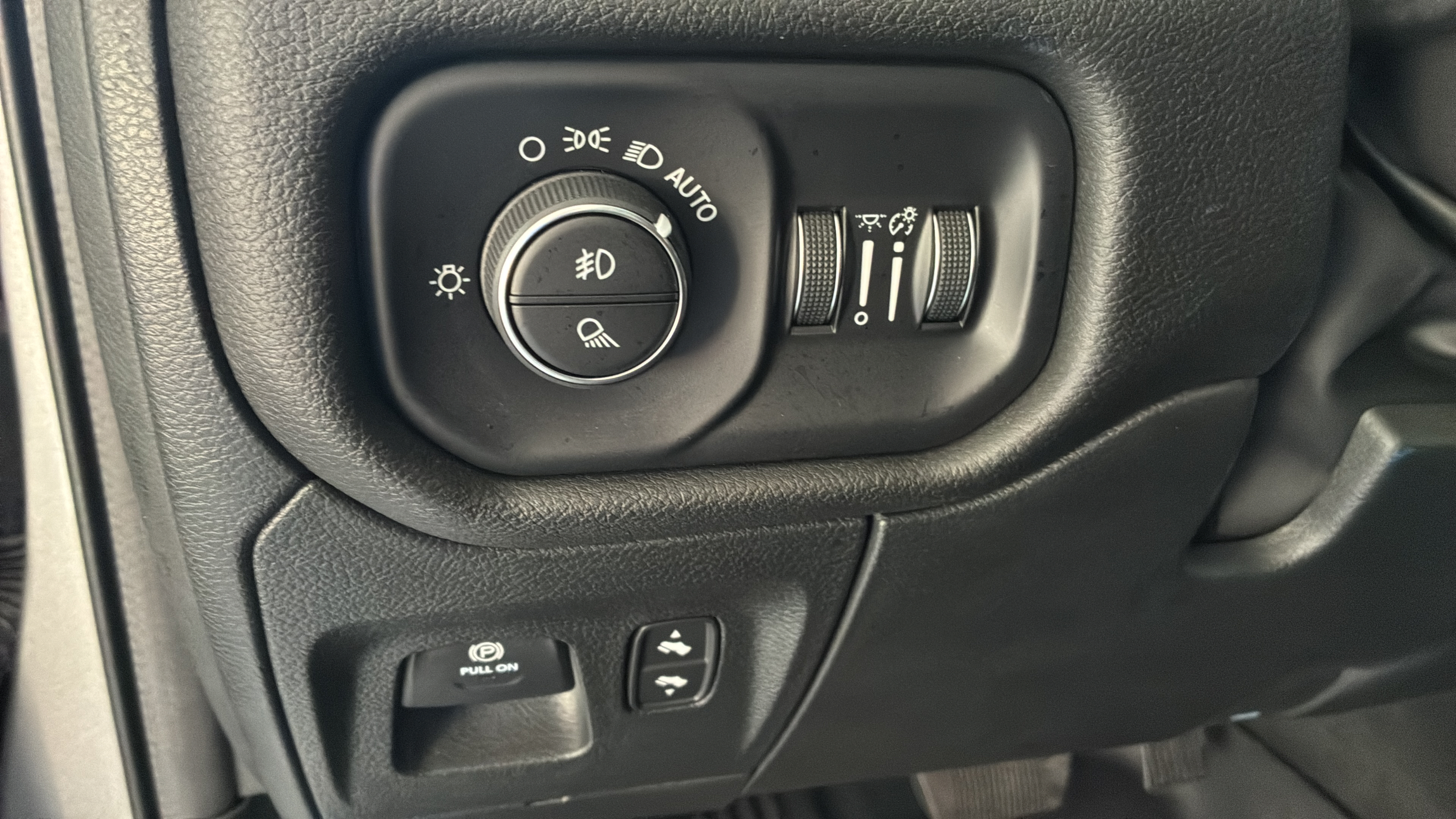Used 2023 RAM 1500 Laramie AWD/4WD image 12