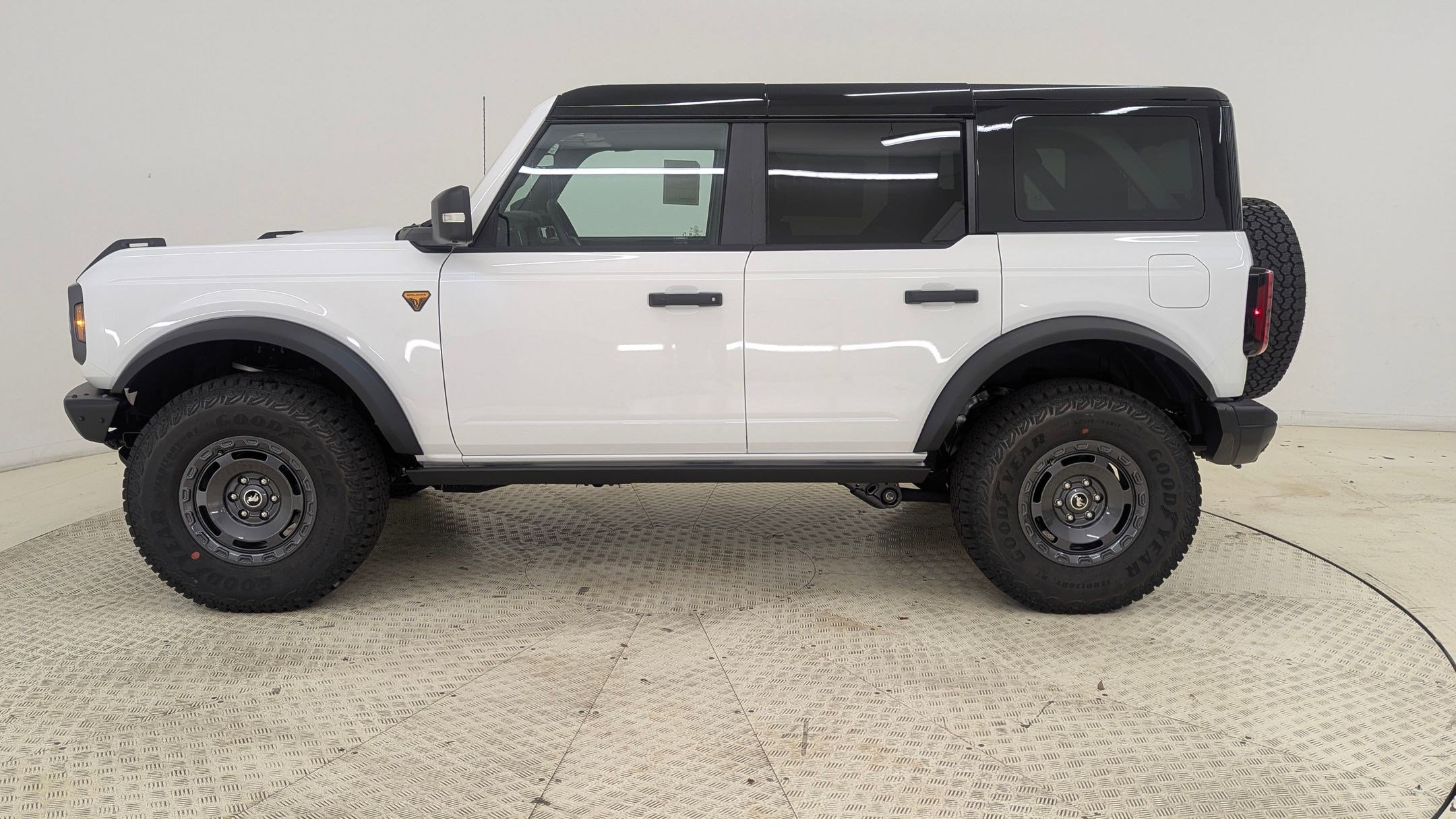 New 2025 Ford Bronco Badlands image 2