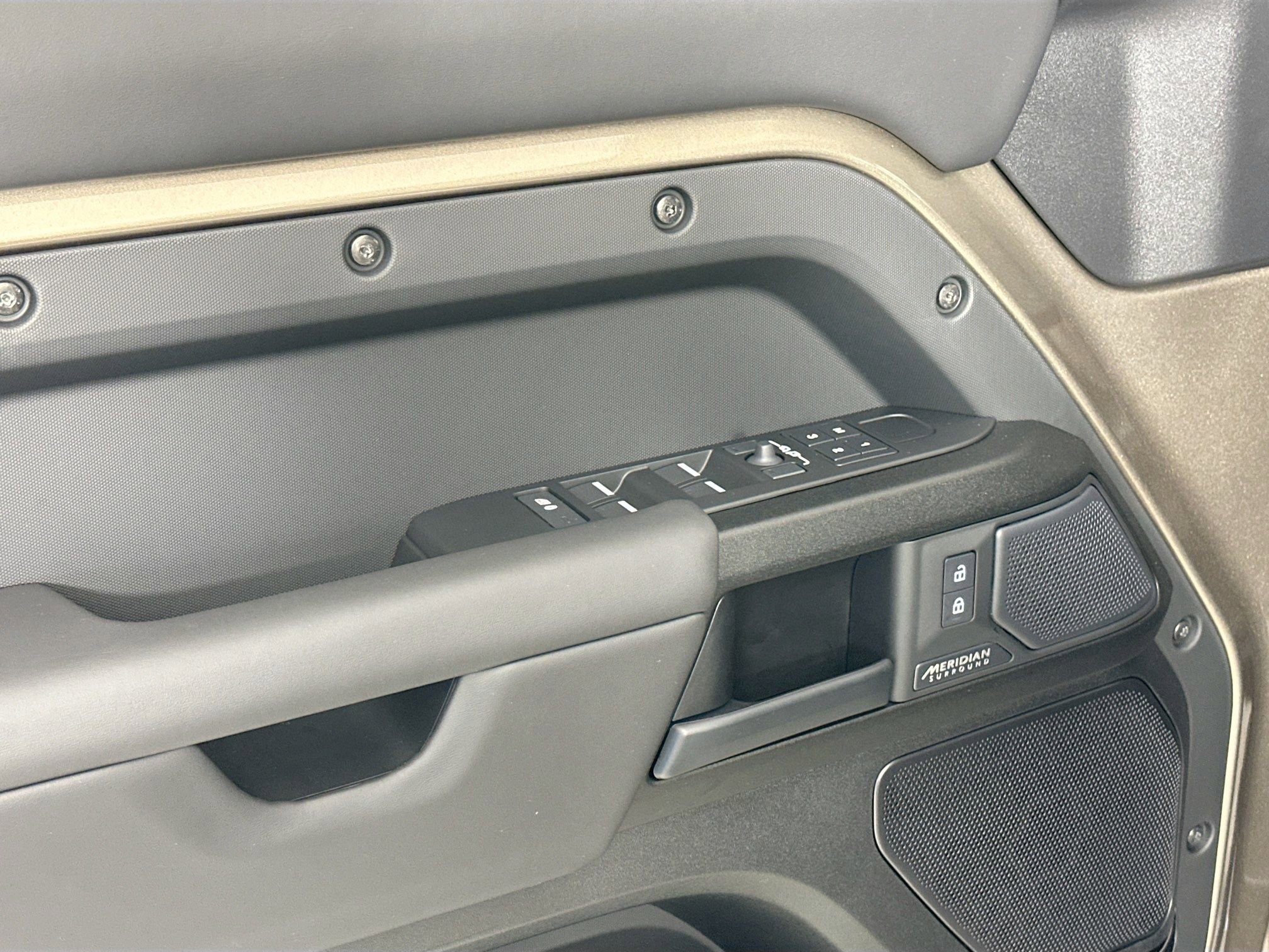 Used 2025 Land Rover Defender 110 image 16