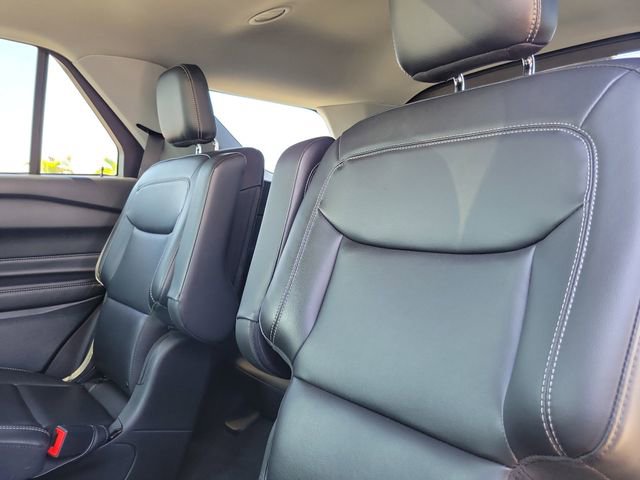 Used 2022 Ford Explorer XLT w/ Equipment Group 202A image 9