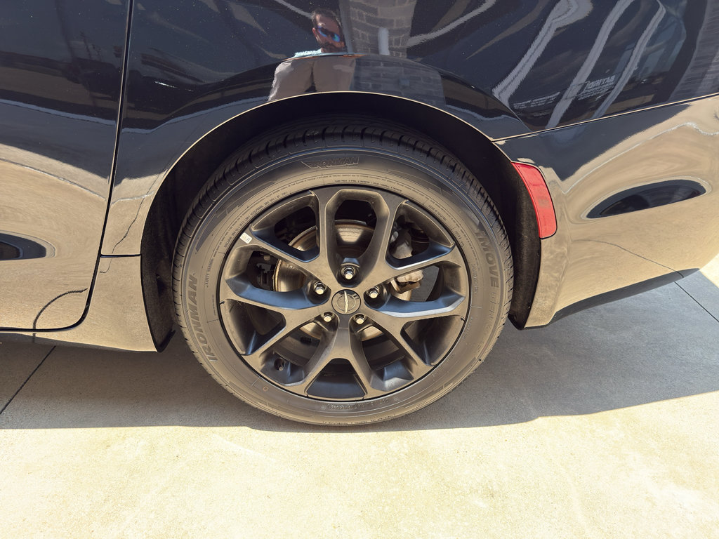 Used 2025 Chrysler Pacifica Limited FWD image 14