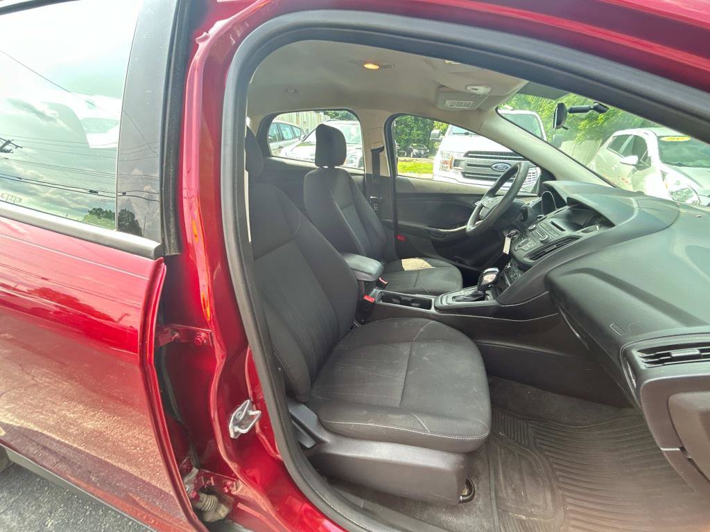 Used 2016 Ford Focus SE w/ SE Power Seat Package image 13