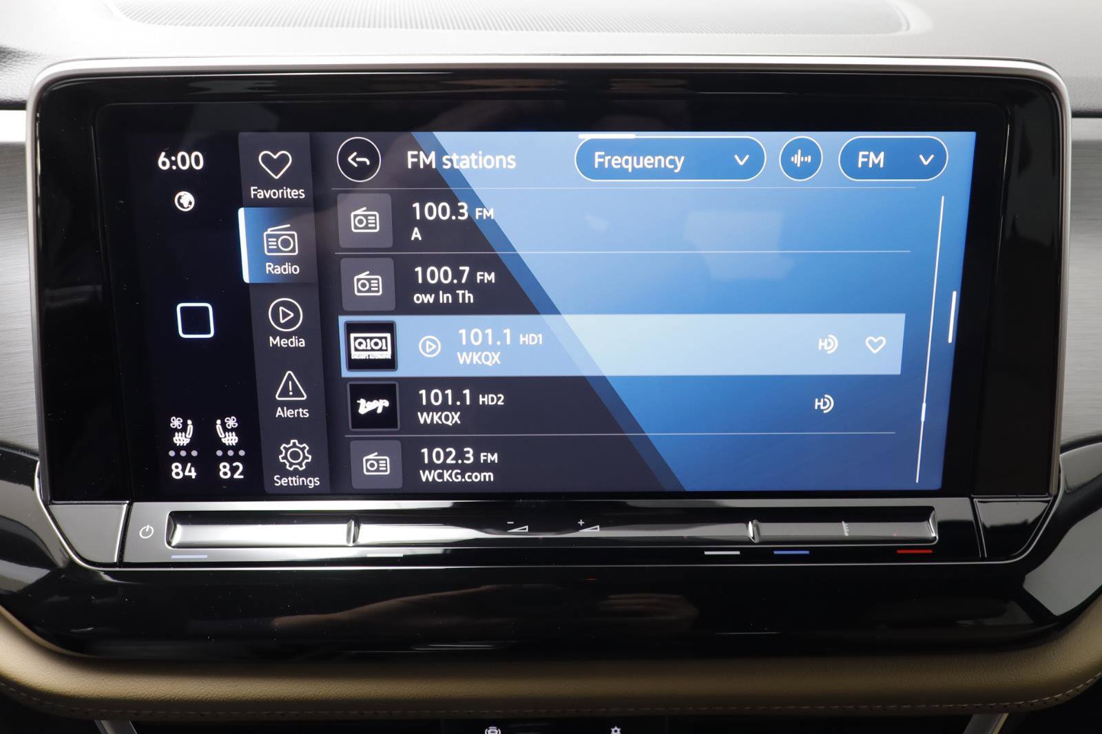 Used 2025 Volkswagen Atlas Cross Sport SE image 9