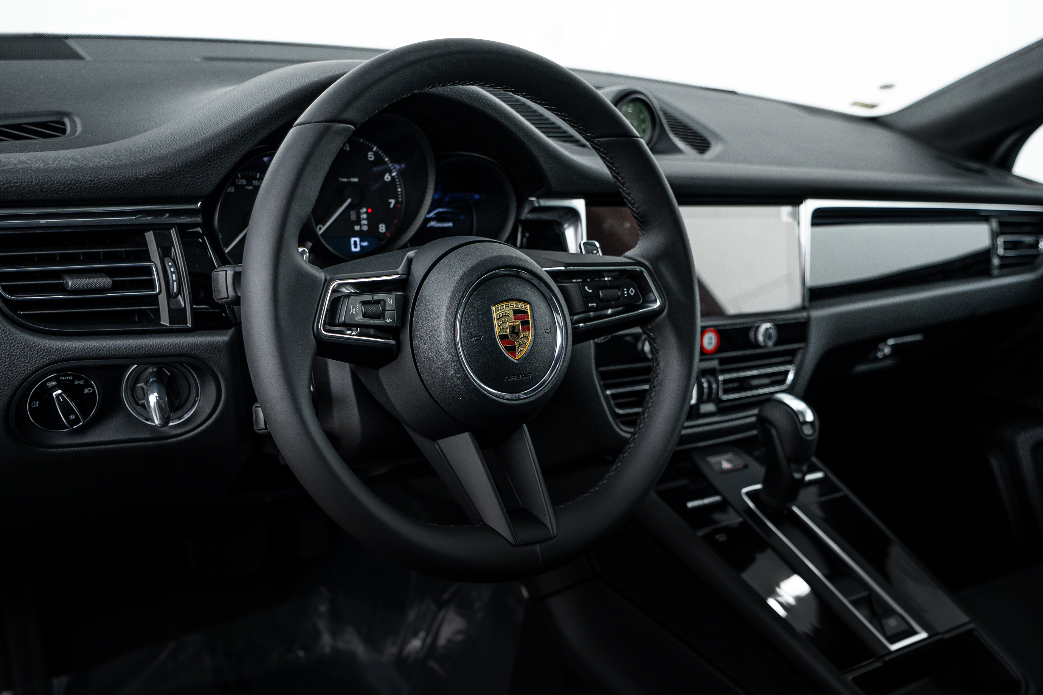 Certified 2026 Porsche Macan AWD/4WD image 14