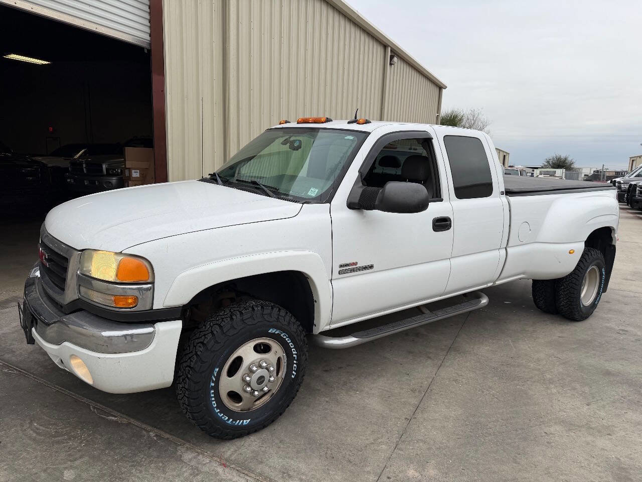 Used 2004 GMC Sierra 3500 SLT w/ Heavy-Duty Power Package image 1