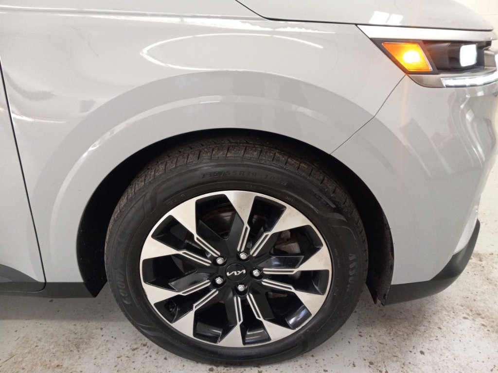 Used 2024 Kia Carnival EX image 3