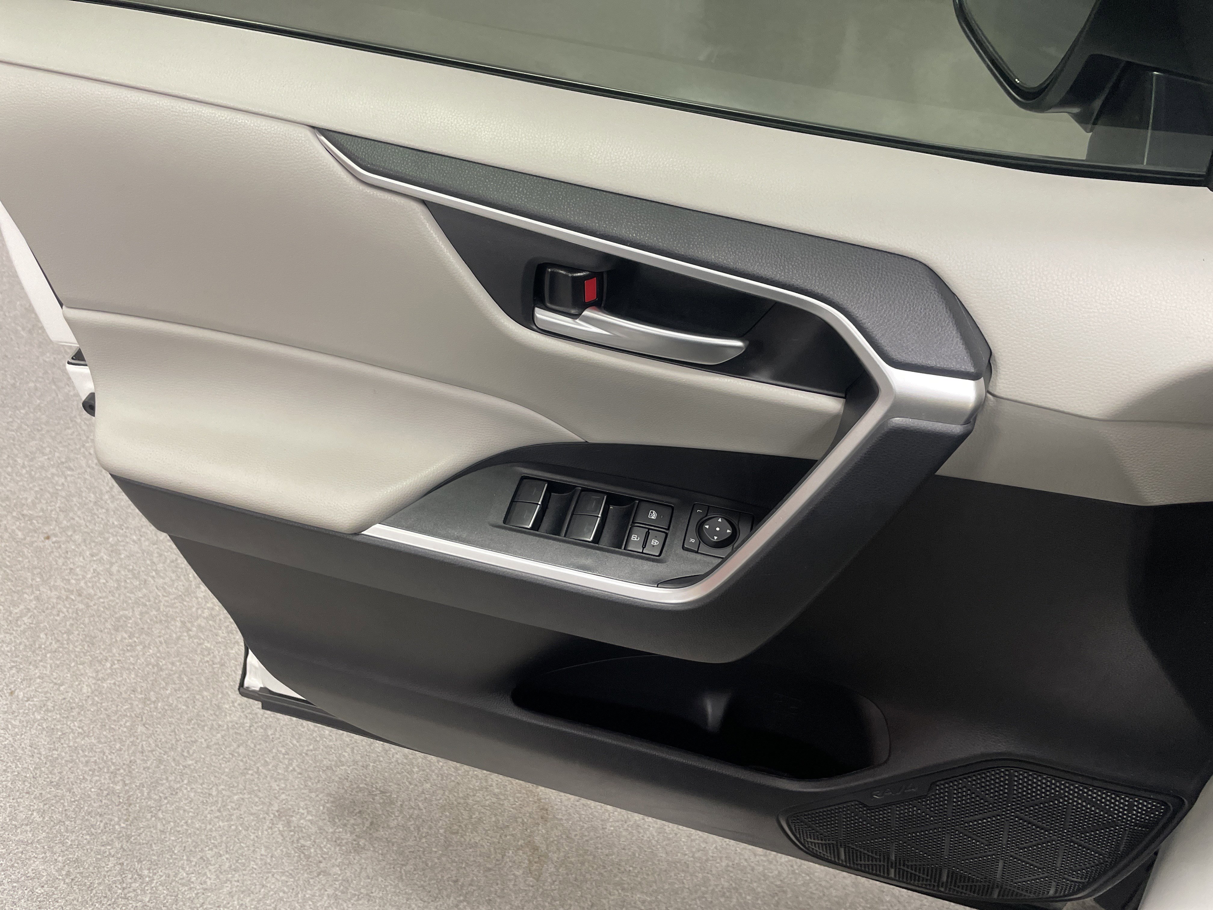 Used 2025 Toyota RAV4 XLE image 14