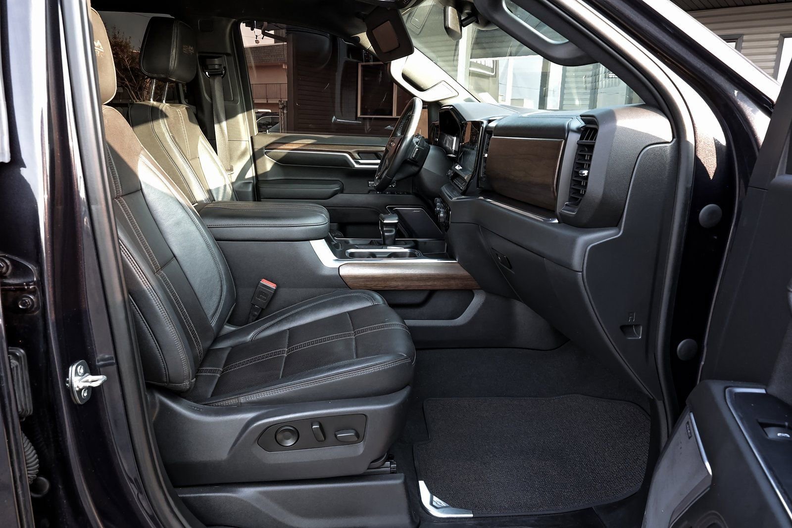 Used 2023 Chevrolet Silverado 1500 High Country image 28