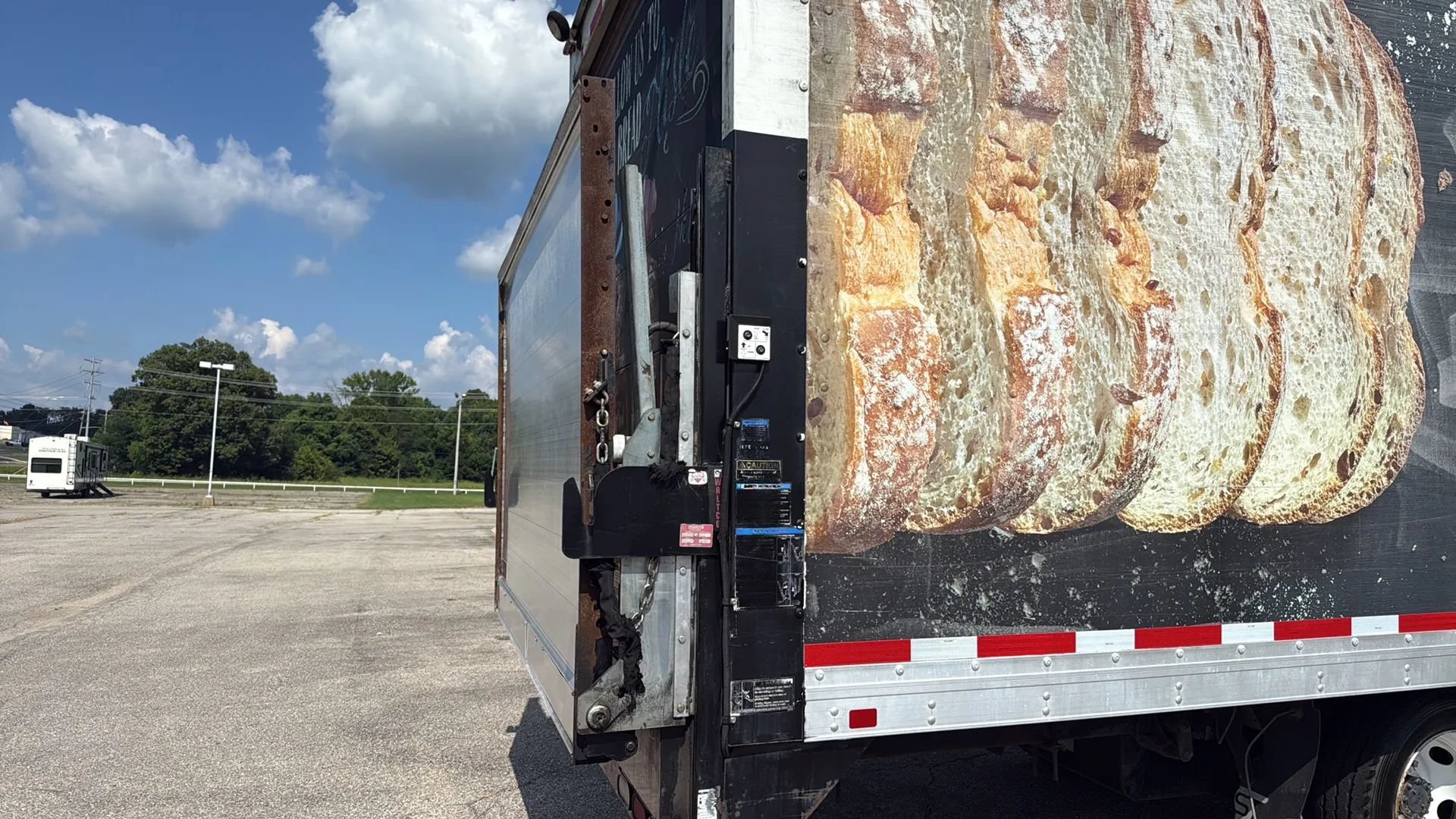 Used 2018 Isuzu NPR RWD image 5