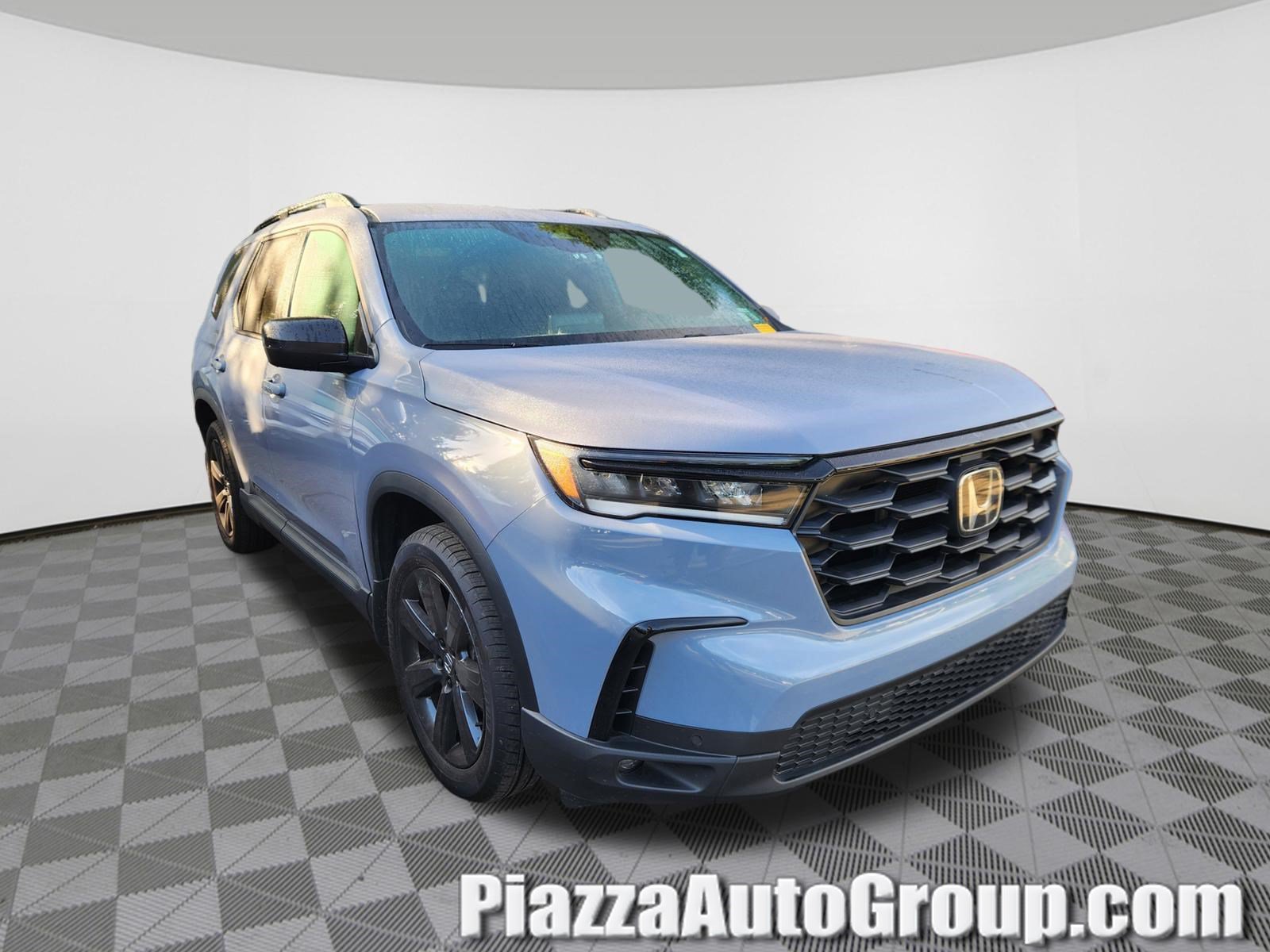 Used 2025 Honda Pilot Sport image 1