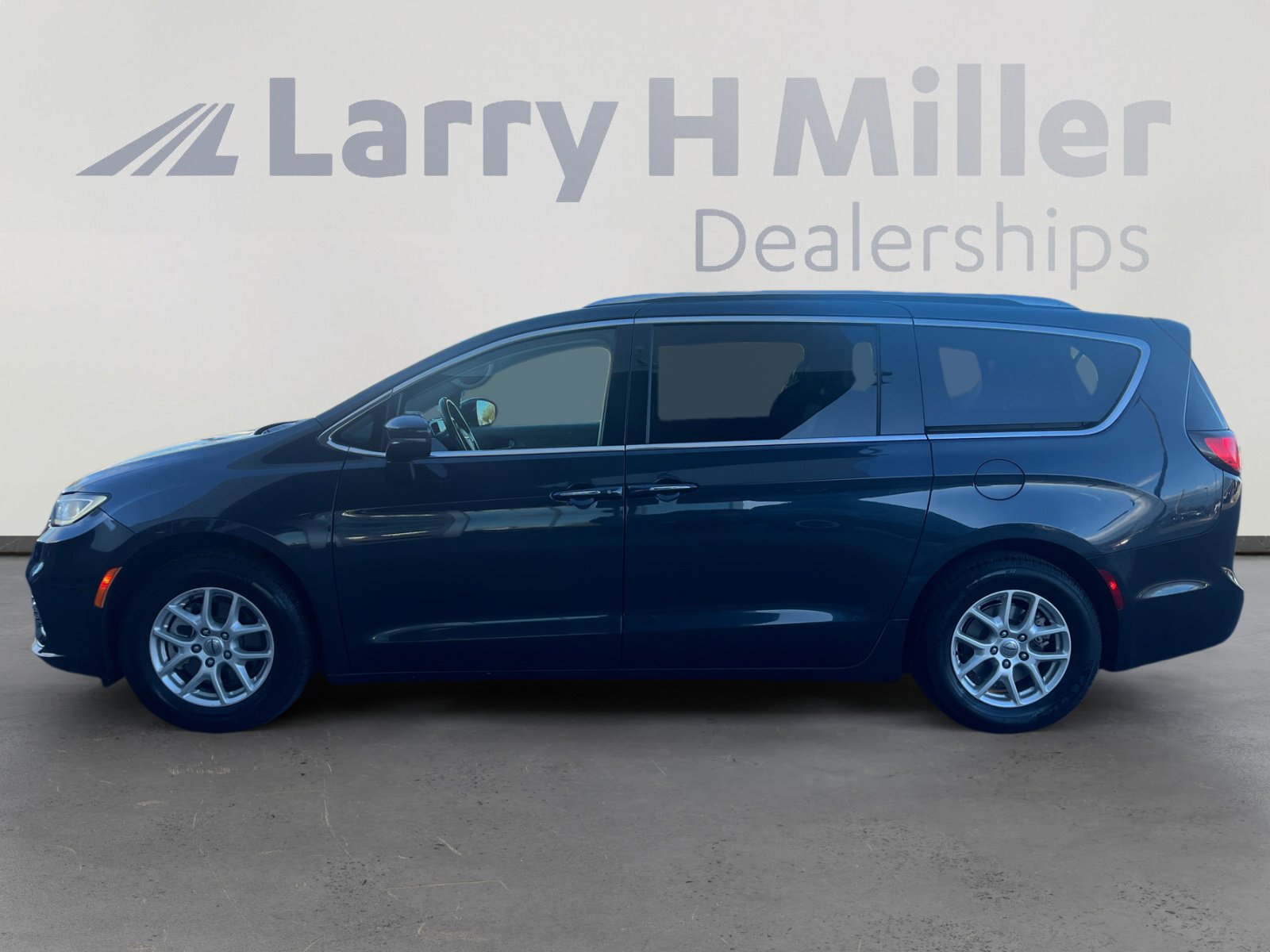 Used 2021 Chrysler Pacifica Touring-L image 2