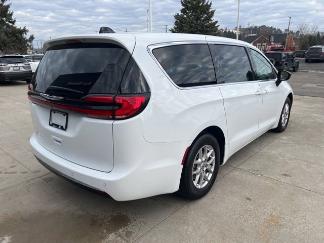 Used 2024 Chrysler Pacifica Touring-L image 6