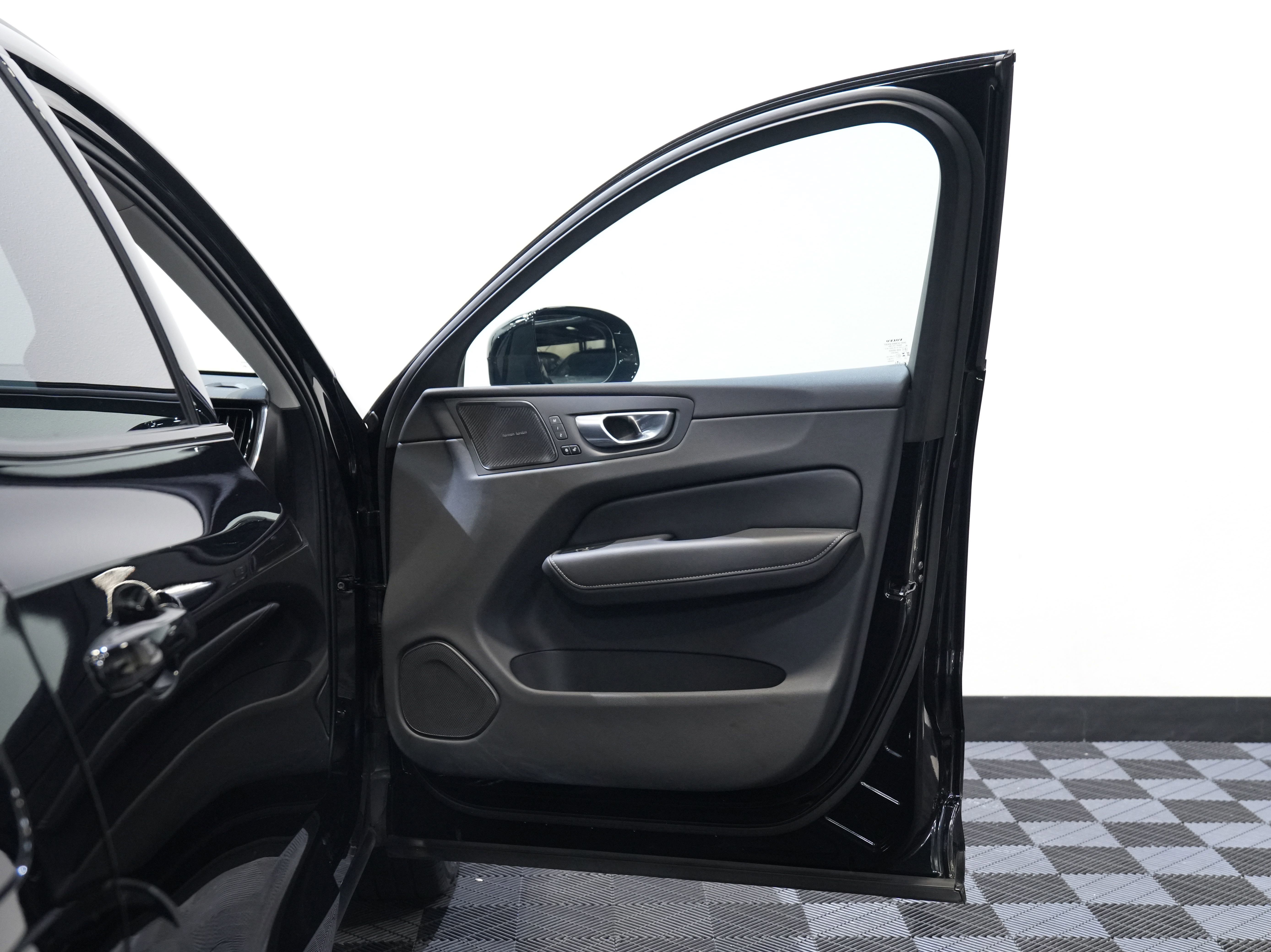 Used 2024 Volvo XC60 B5 Ultimate w/ Protection Package Premier image 23