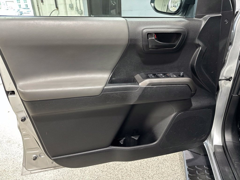 Used 2022 Toyota Tacoma SR5 AWD/4WD image 11