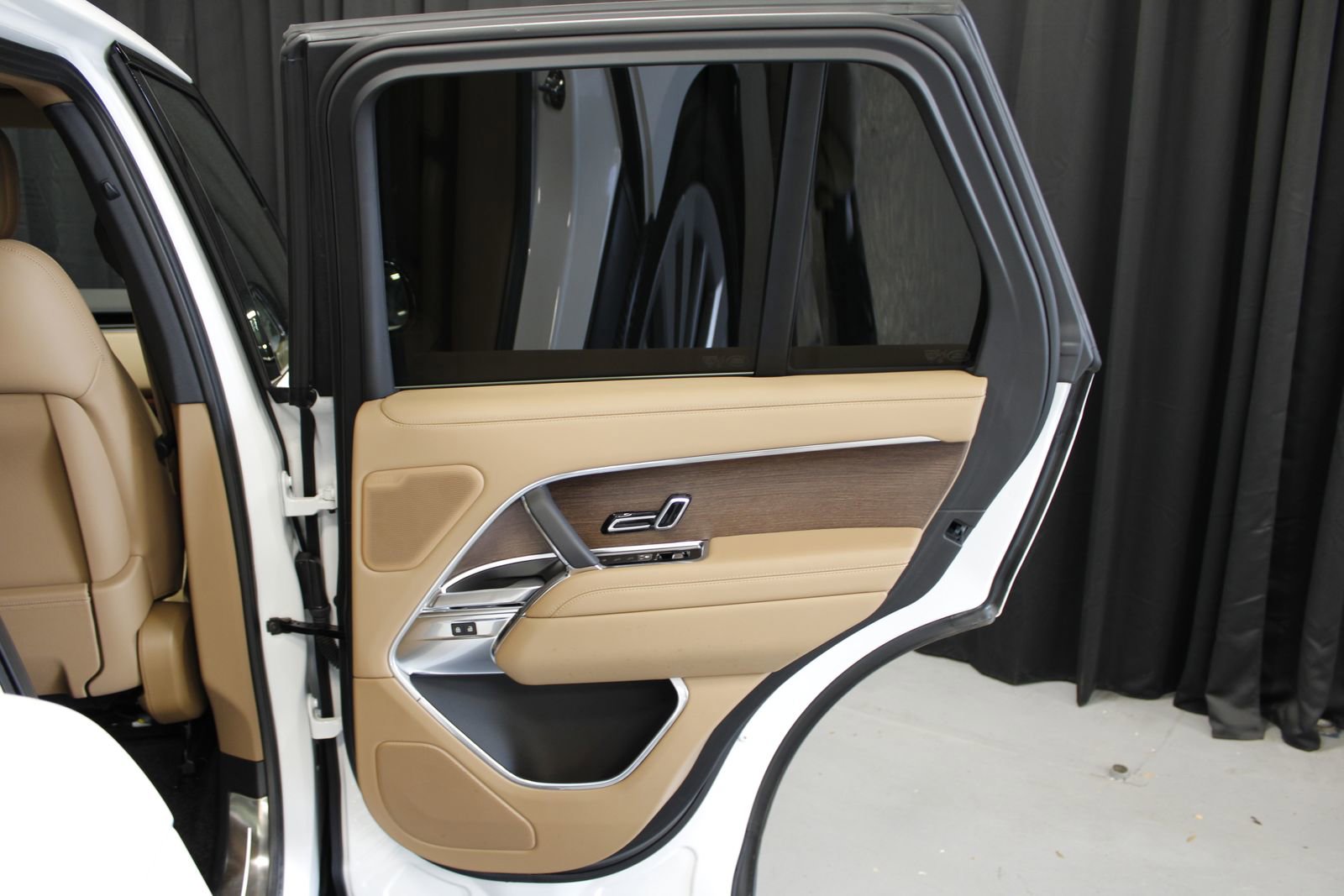 Used 2025 Land Rover Range Rover SE image 26