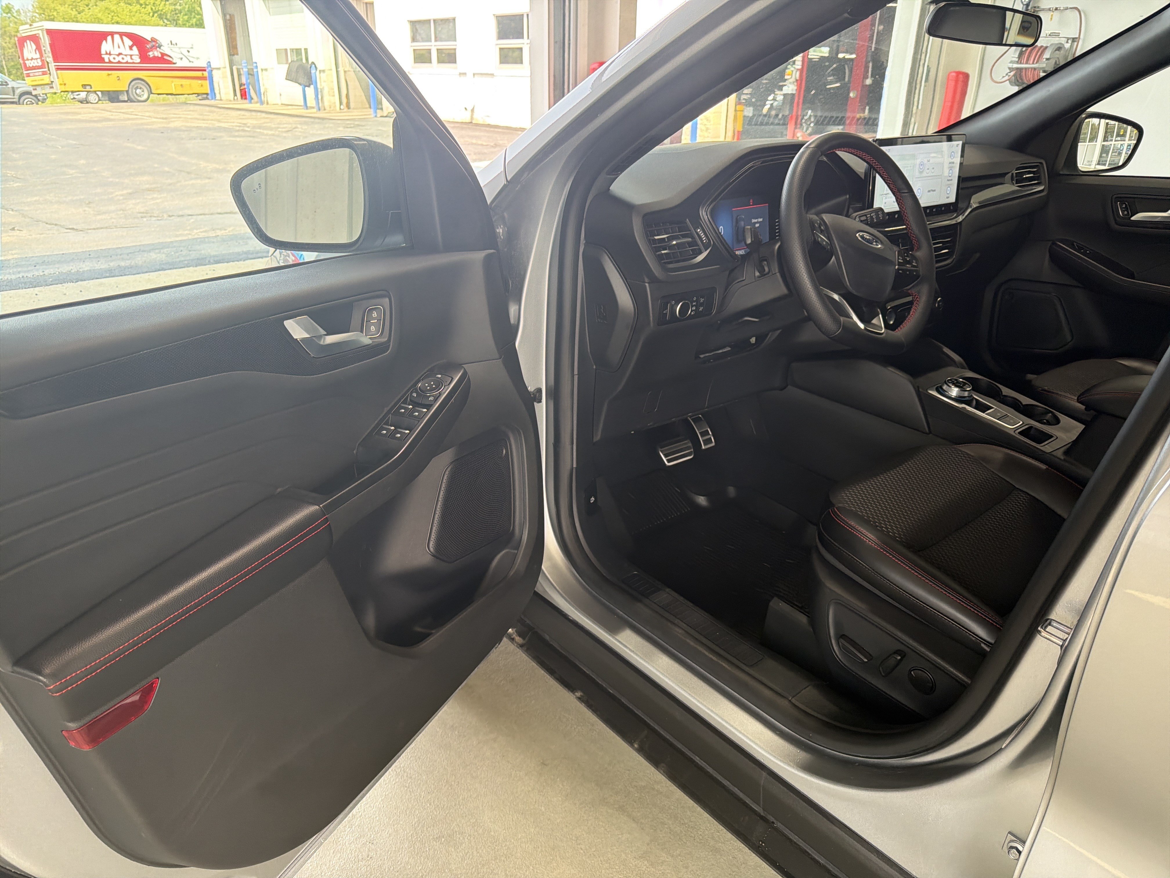 Used 2024 Ford Escape ST-Line w/ Tech Pack #1 AWD/4WD image 18