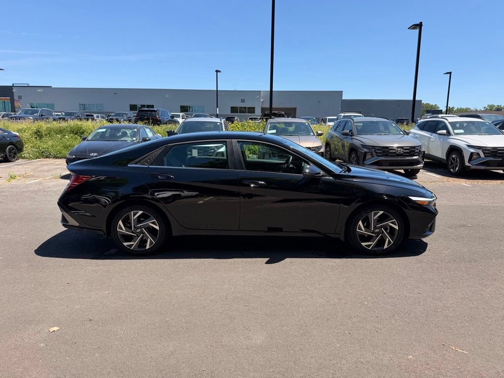 Used 2025 Hyundai Elantra Limited FWD image 2