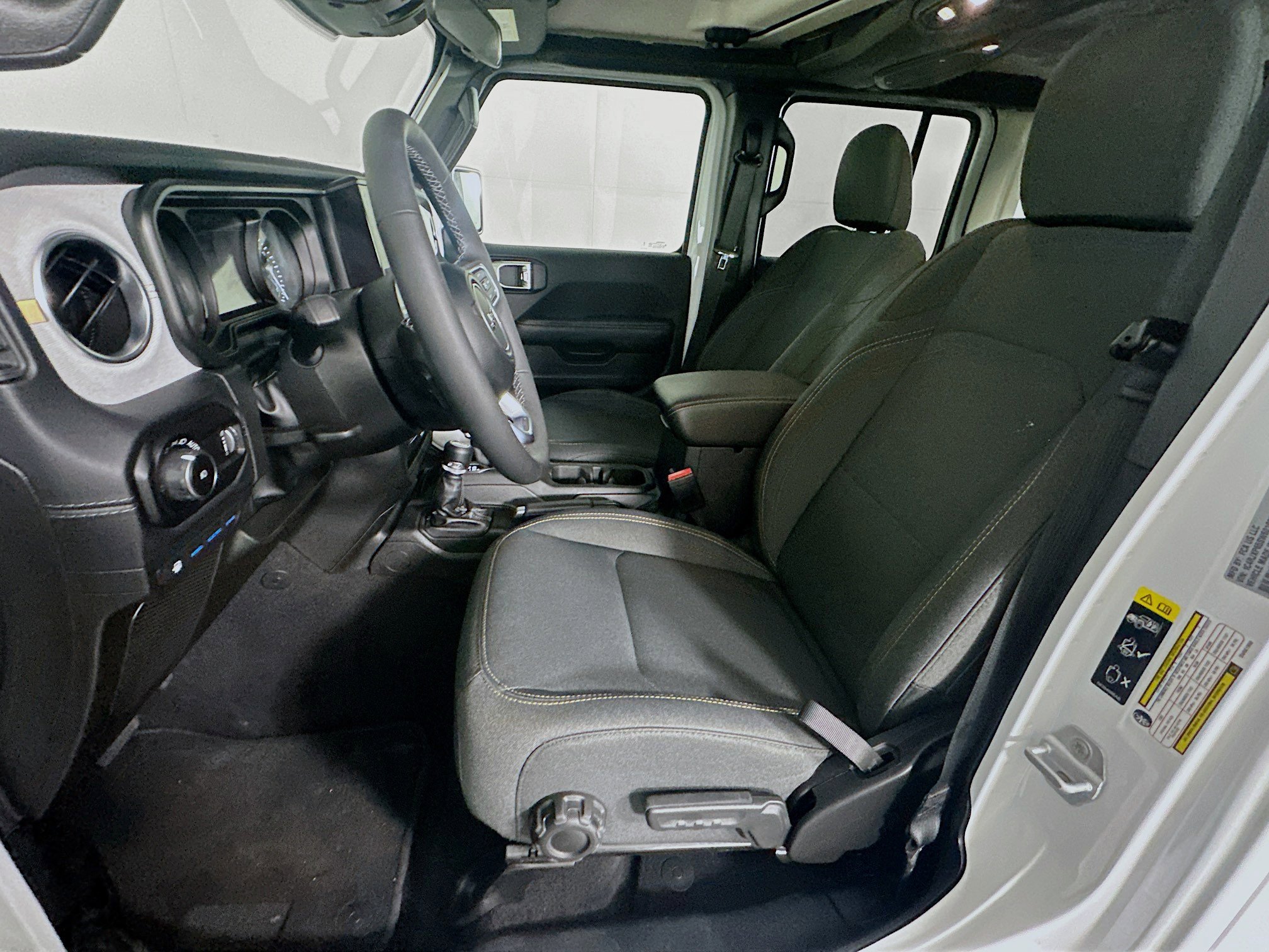 Used 2025 Jeep Wrangler Sahara image 13