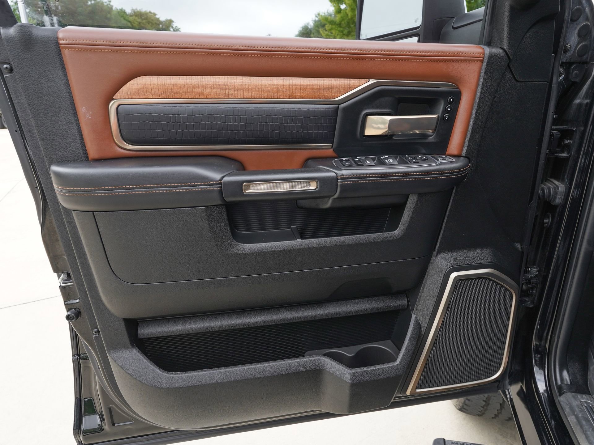 Used 2024 RAM 2500 Limited w/ Safety Group image 15