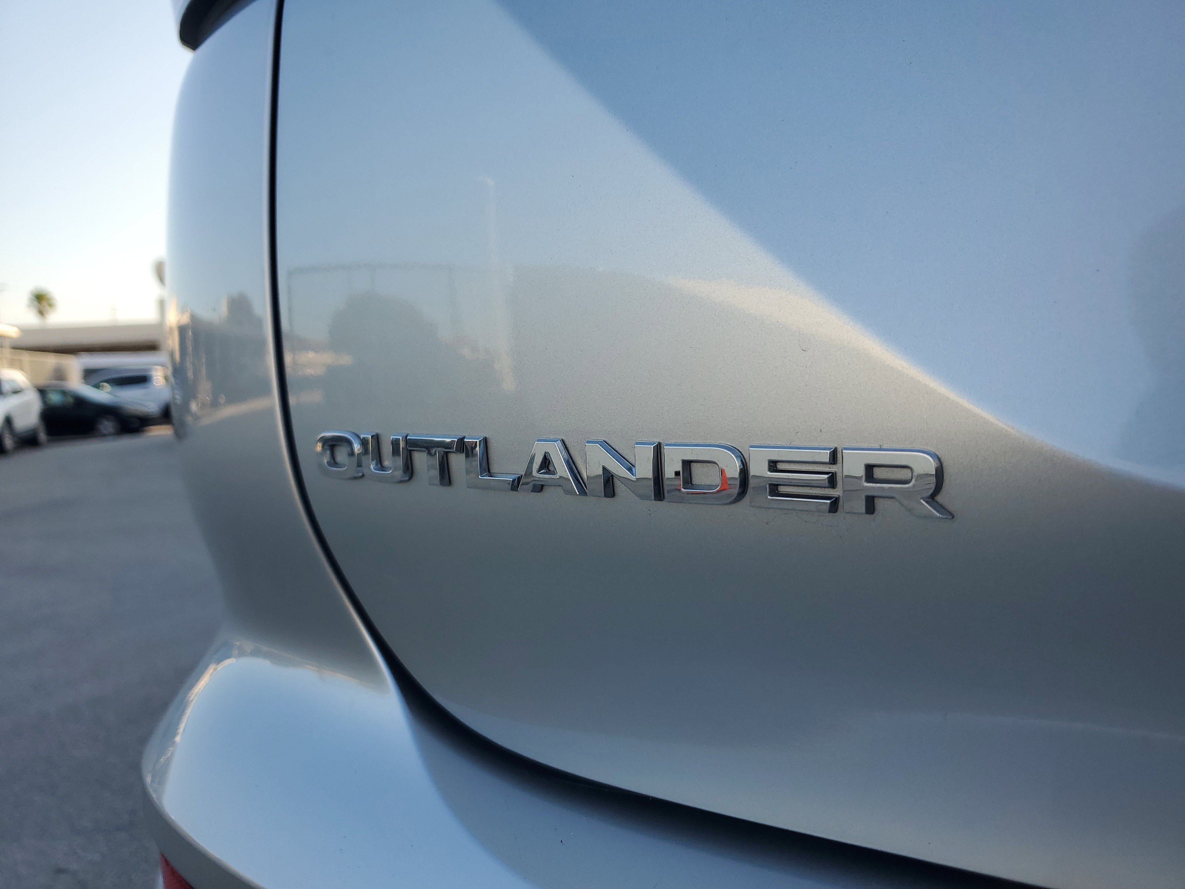 Used 2025 Mitsubishi Outlander SE image 32