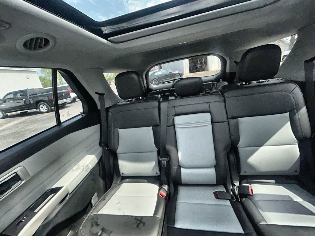 Used 2023 Ford Explorer XLT w/ Equipment Group 202A AWD/4WD image 29
