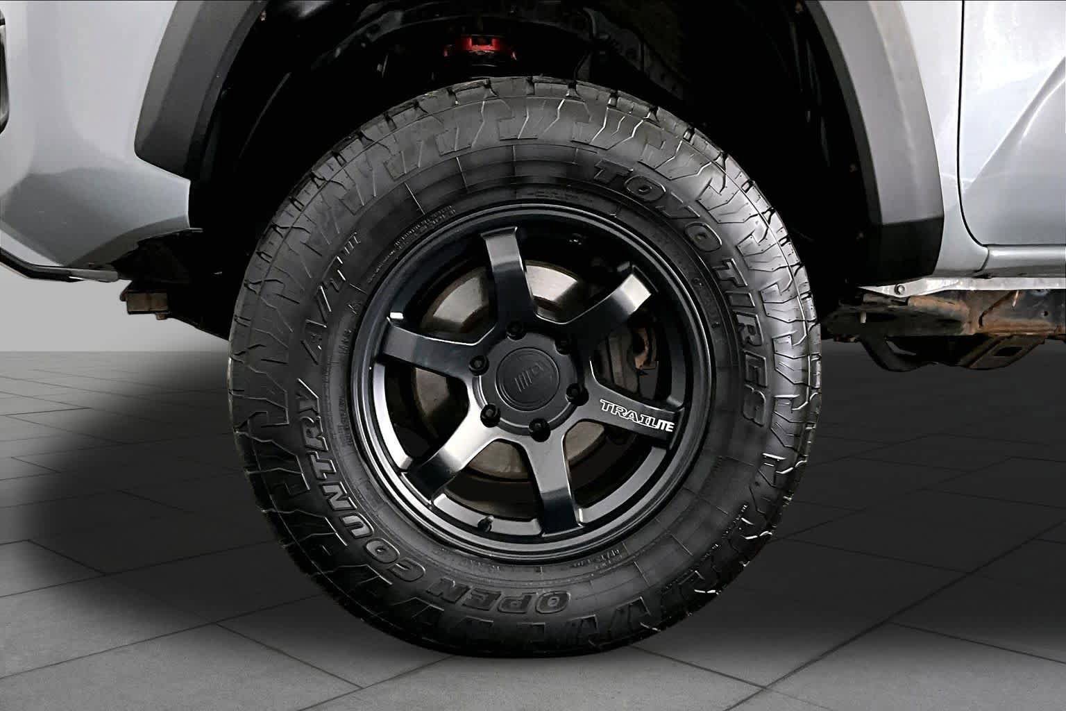 Used 2019 Toyota Tacoma TRD Off-Road AWD/4WD image 10