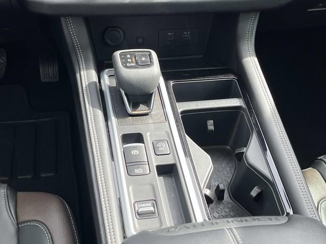 Used 2025 Nissan Pathfinder Platinum image 14
