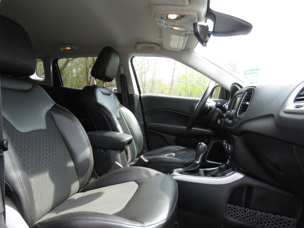 Used 2018 Jeep Compass Latitude w/ Cold Weather Group AWD/4WD image 13