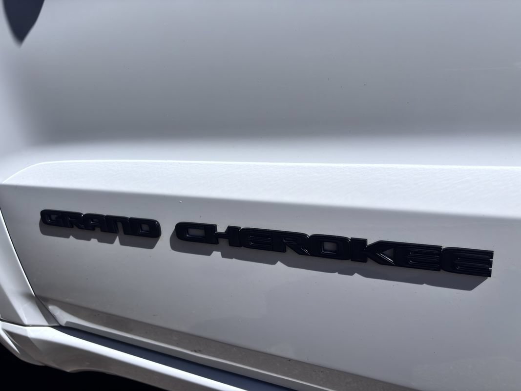 Used 2018 Jeep Grand Cherokee Altitude AWD/4WD image 13
