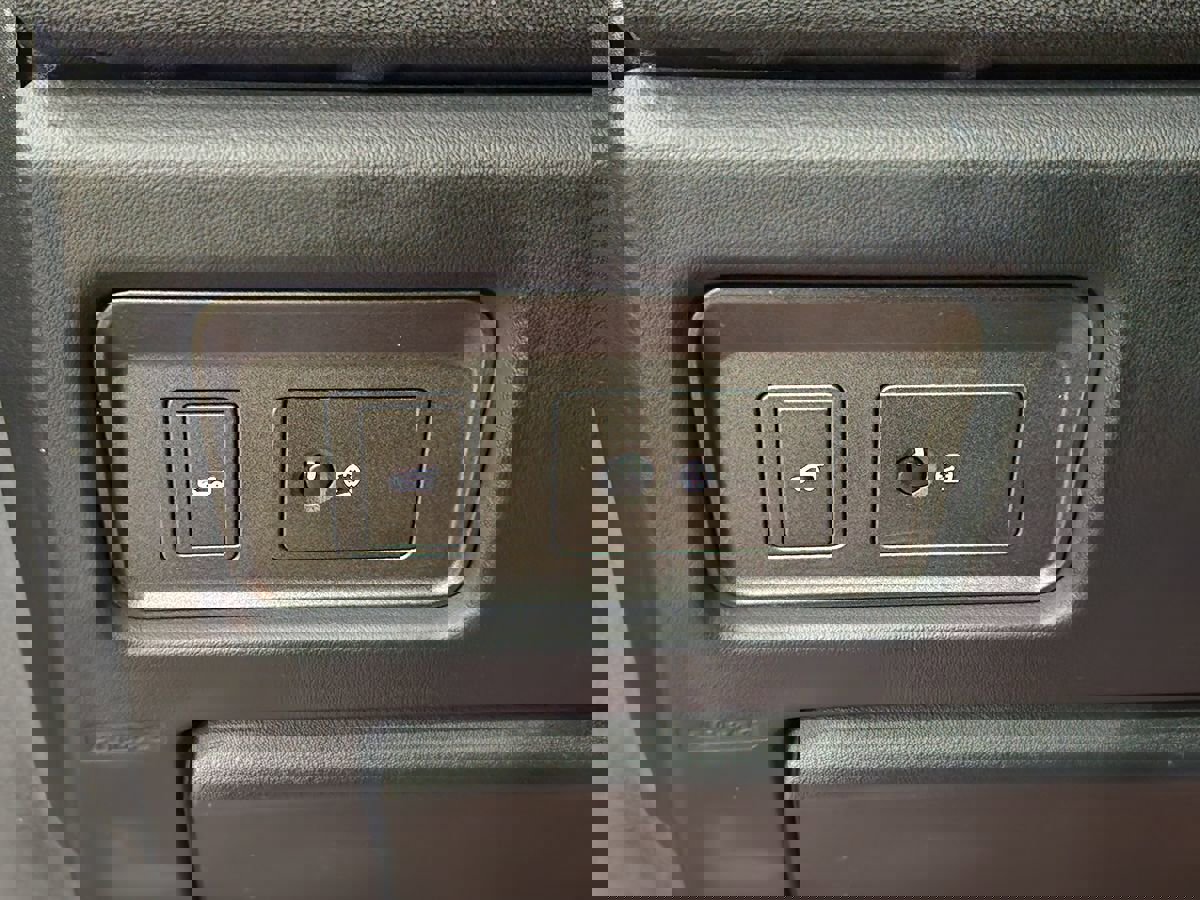 Used 2016 Land Rover Range Rover Evoque SE Premium image 40