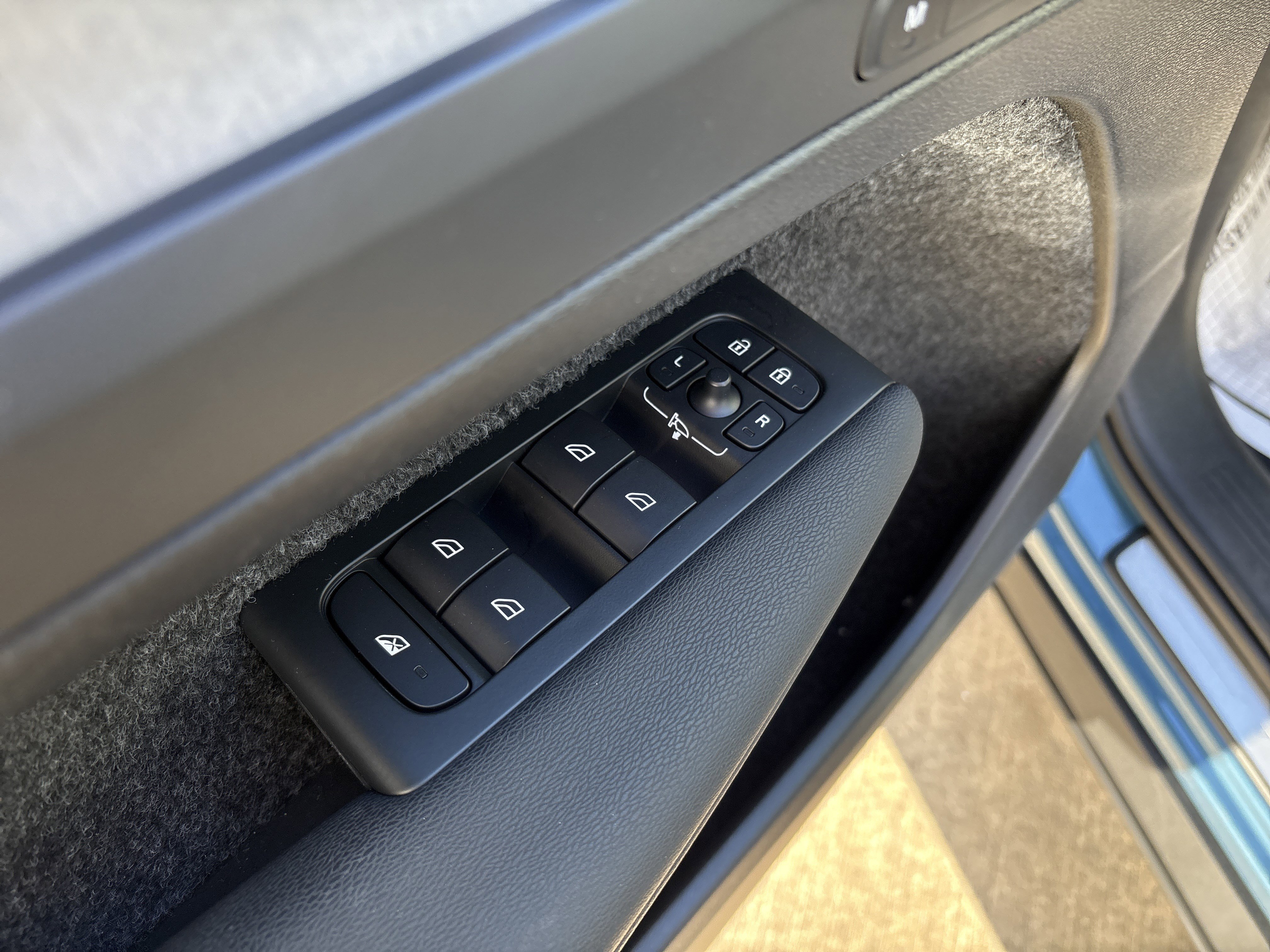 Used 2025 Volvo XC40 B5 Core image 15