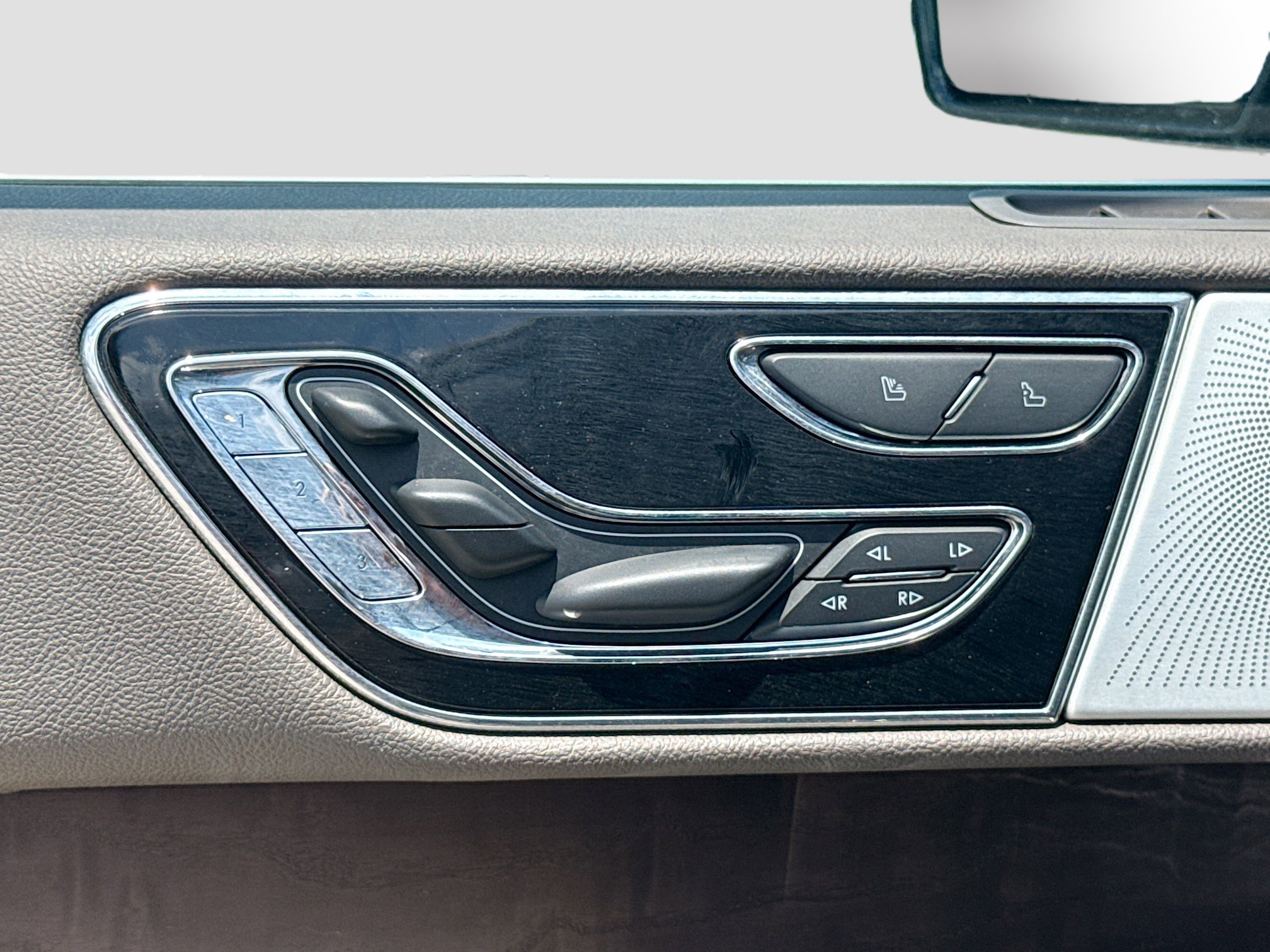 Used 2023 Lincoln Navigator L Reserve AWD/4WD image 25